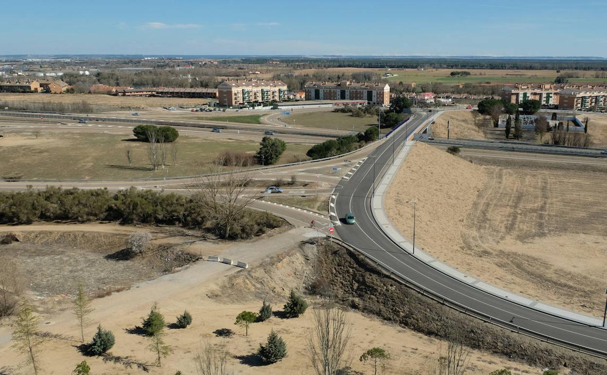 Vista del acceso a La Vega, Arroyo y Sotoverde desde la Perla Negra. 