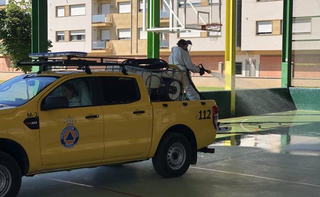 Pulverización de la solución desinfectante en Arroyo. 
