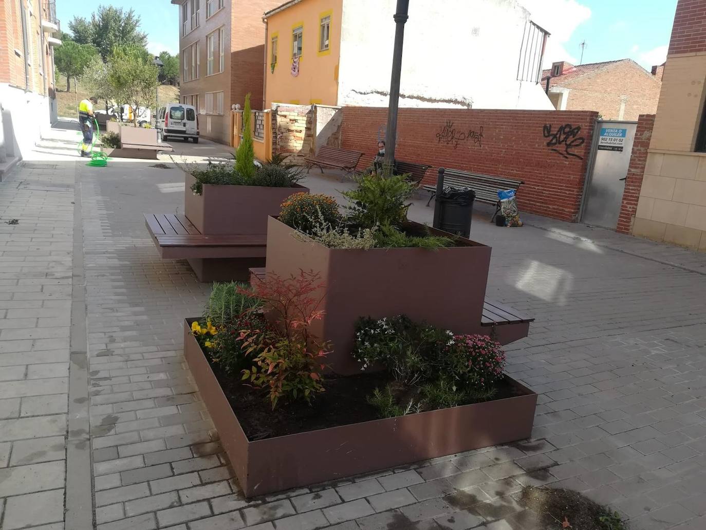 Los vecinos de este barrio de Arroyo cuentan con nuevas jardineras decorativas con bancos para el descanso a la siombra. 