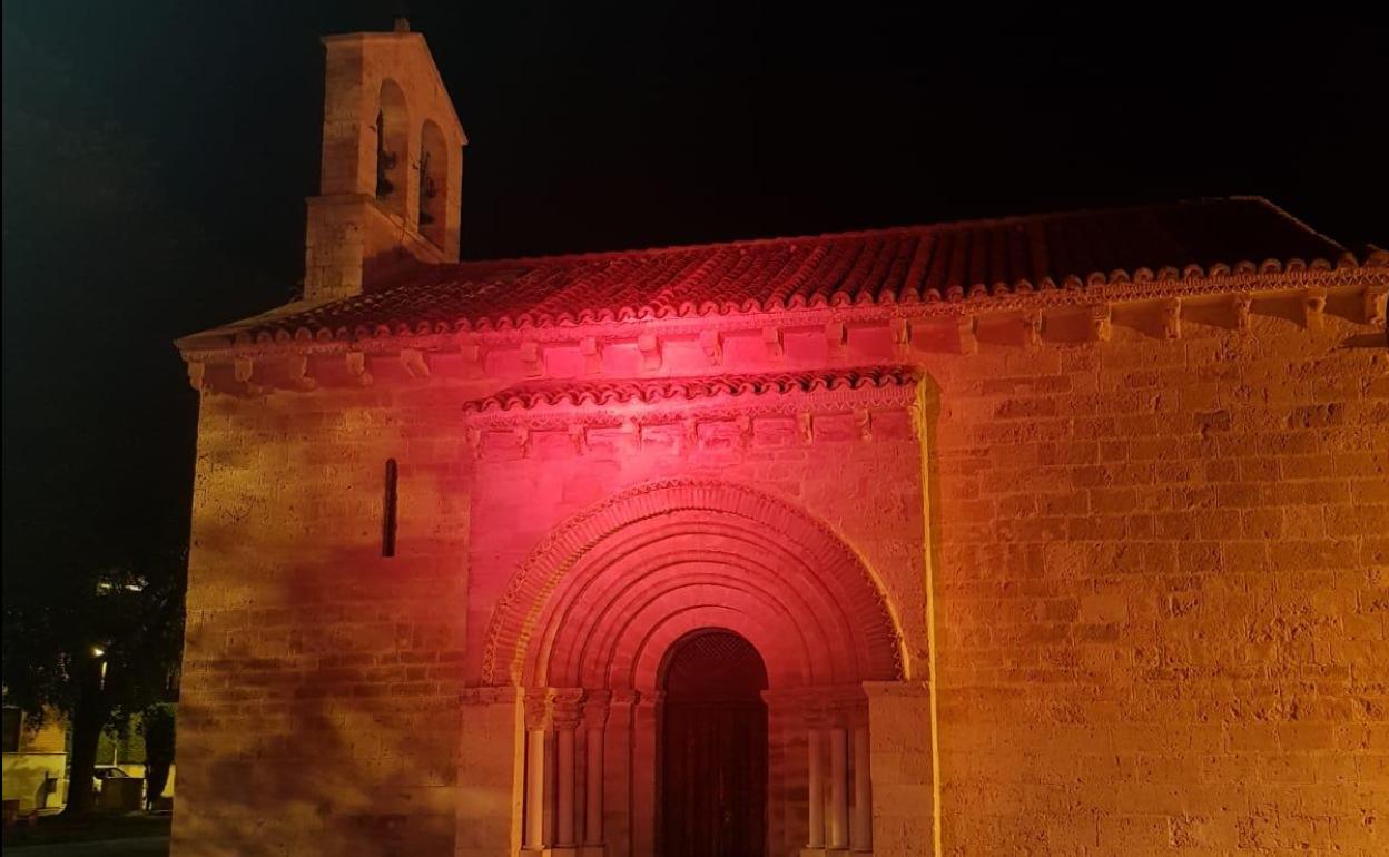 Pórtico de entrada a la iglesia Románica de Arroyo. 
