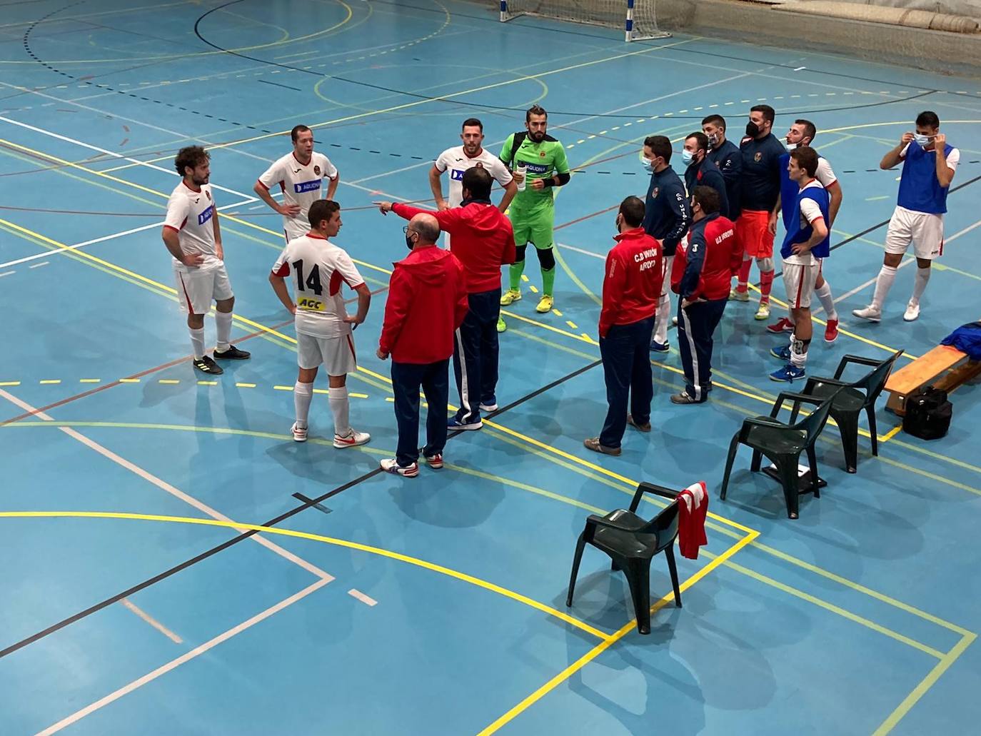 Instrucciones durante un tiempo muerto del Unión Arroyo de fútbol sala en el partido de este fin de semana frente al Domotec. 