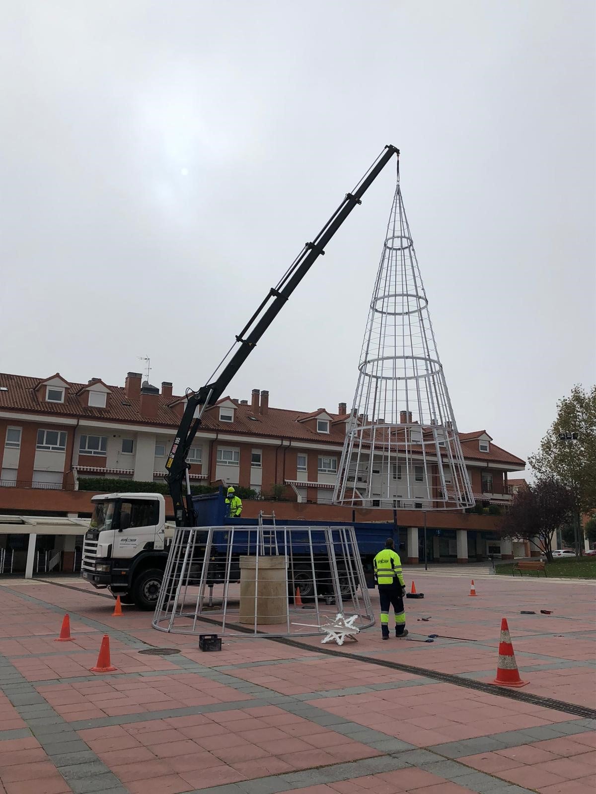 Estructura metálica del Árbol de Navidad de Arroyo en la Plaza de España de La Flecha. 
