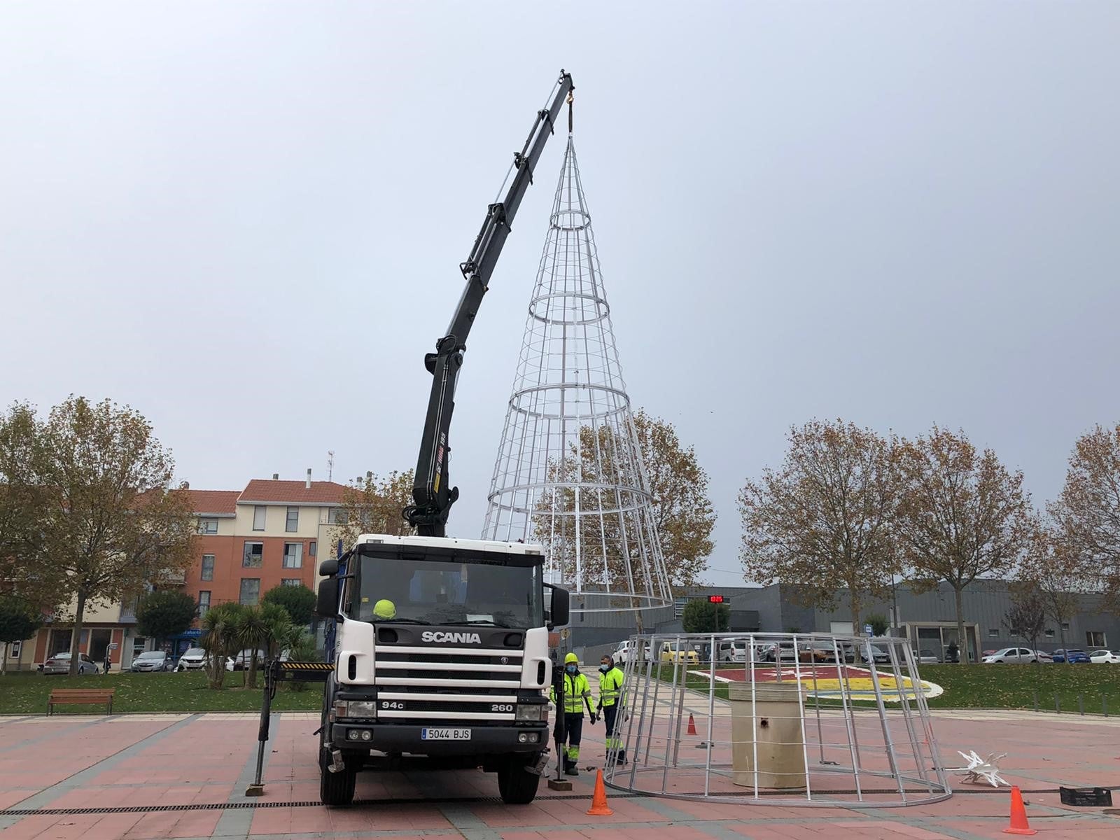 Estructura metálica del Árbol de Navidad de Arroyo en la Plaza de España de La Flecha. 