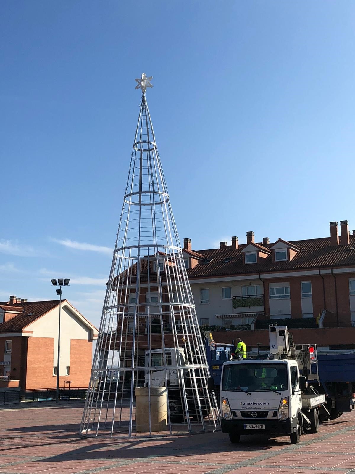 Estructura metálica del Árbol de Navidad de Arroyo en la Plaza de España de La Flecha. 