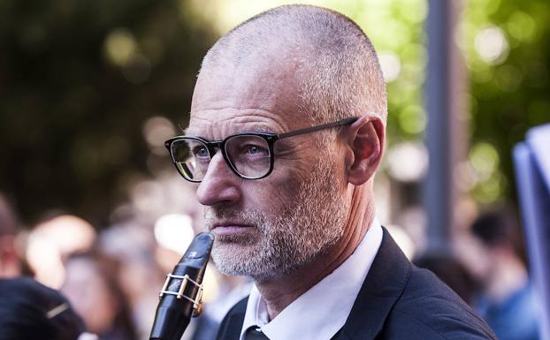 Juan Pablo Rodríguez, presidente de la Banda Sinfónica de Arroyo en una procesión de Semana Santa del año 2017. 