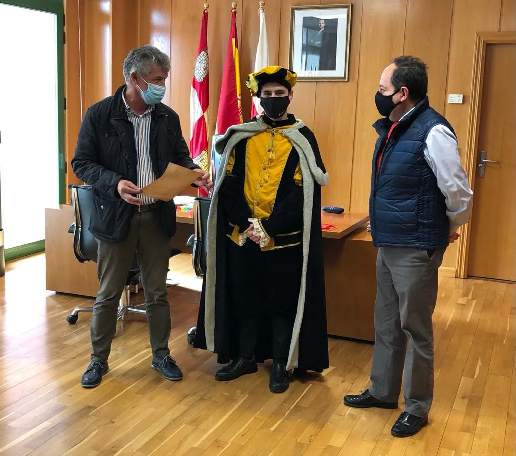 Visita sorpresa del paje de los Reyes Magos al alcalde de Arroyo, Sarbelio Fernández. 