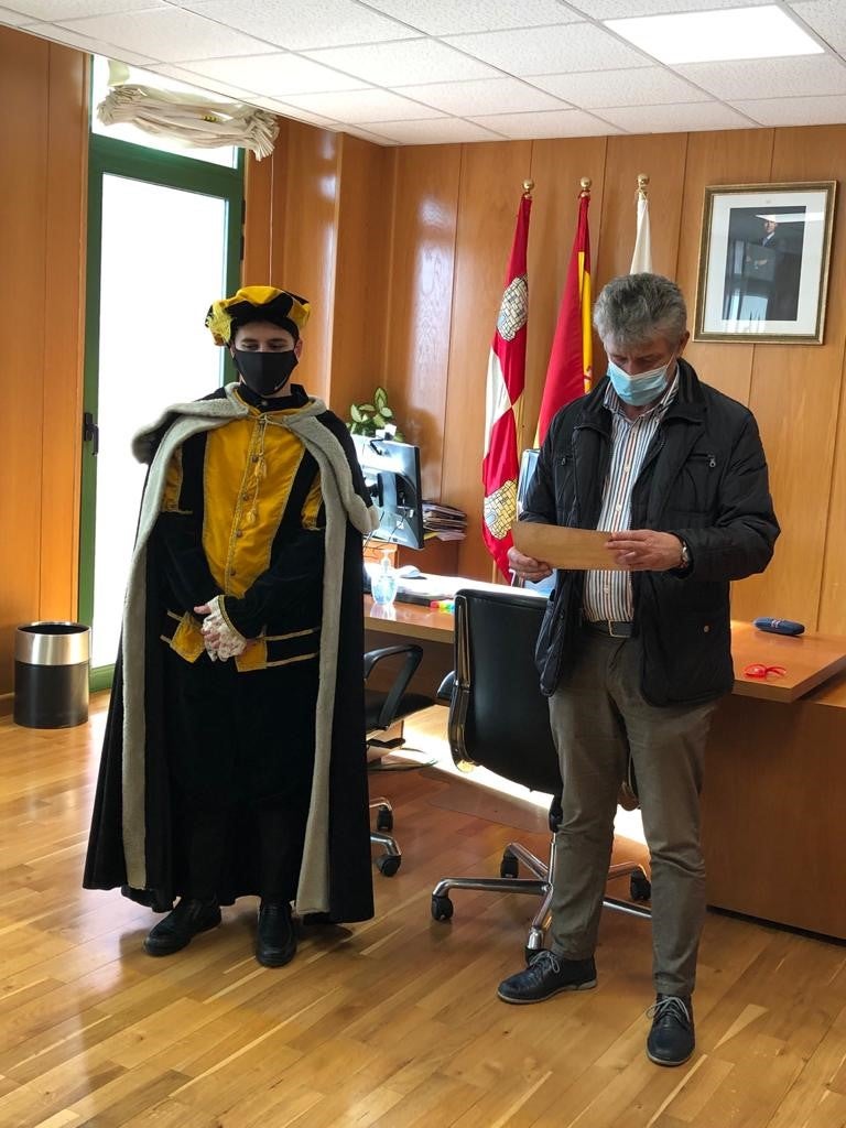 Visita sorpresa del paje de los Reyes Magos al alcalde de Arroyo, Sarbelio Fernández. 