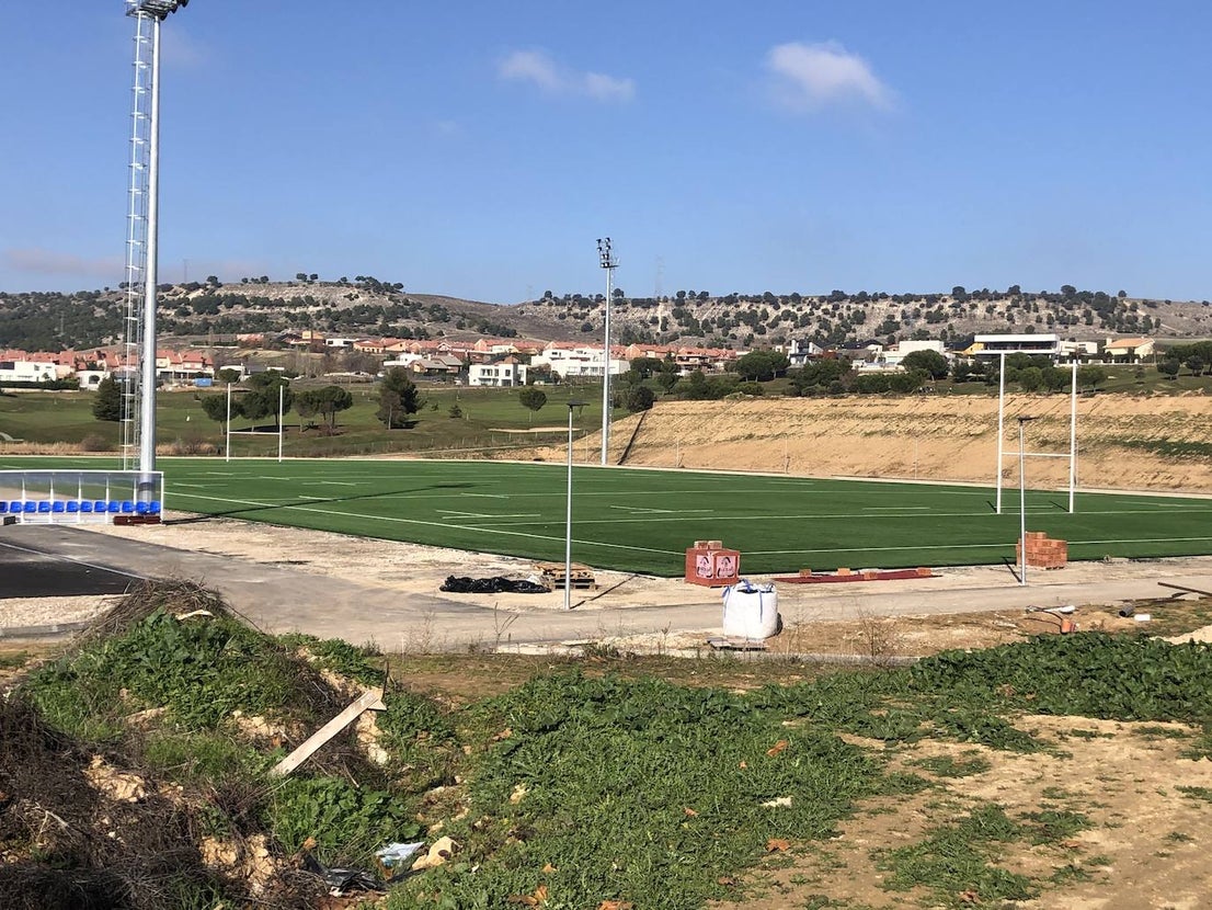 El campo principal de rugby ya está finalizado, mientras que los vestuarios, en primer término, están a expensas de lucir la fachada. 