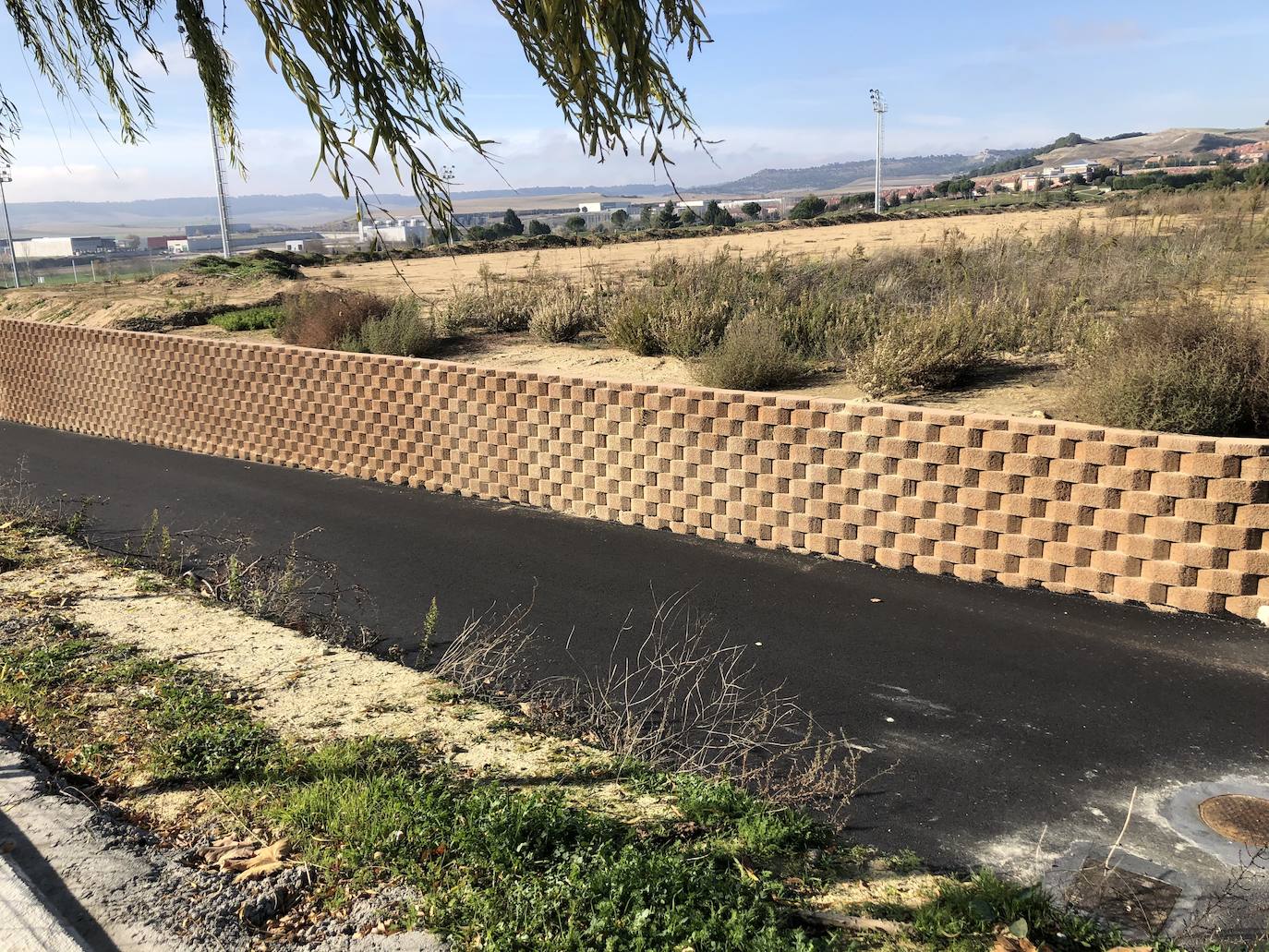 El campo principal de rugby ya está finalizado, mientras que los vestuarios, en primer término, están a expensas de lucir la fachada. 