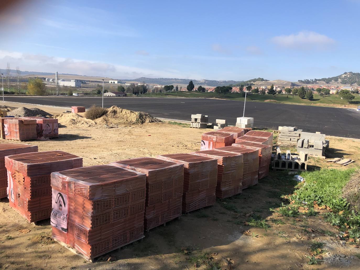 El campo principal de rugby ya está finalizado, mientras que los vestuarios, en primer término, están a expensas de lucir la fachada. 