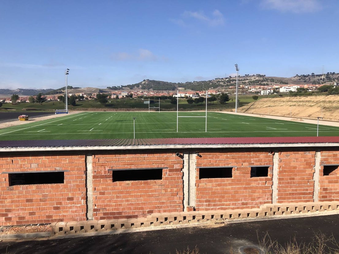 El campo principal de rugby ya está finalizado, mientras que los vestuarios, en primer término, están a expensas de lucir la fachada. 