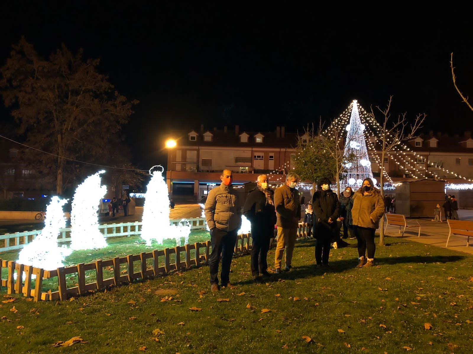 Arcos iluminados de acceso a la Plaza España de La Flecha con el árbol de Navidad al fondo. 