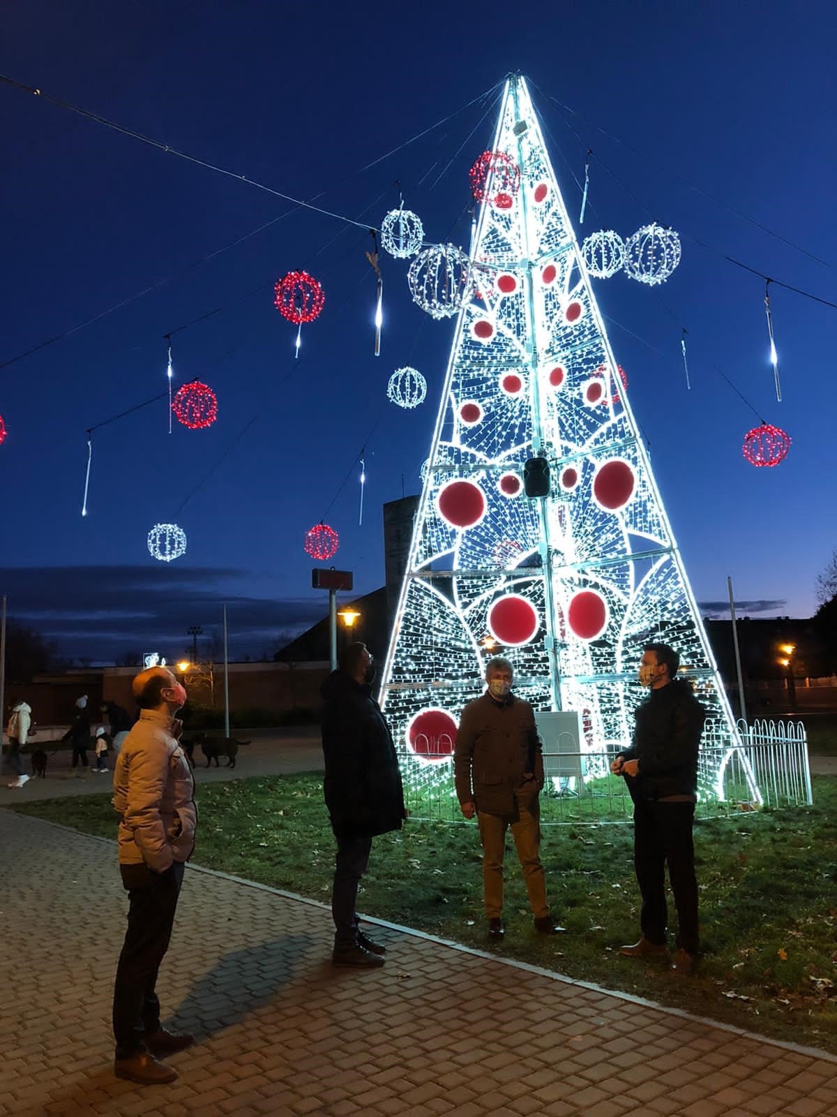 Arcos iluminados de acceso a la Plaza España de La Flecha con el árbol de Navidad al fondo. 