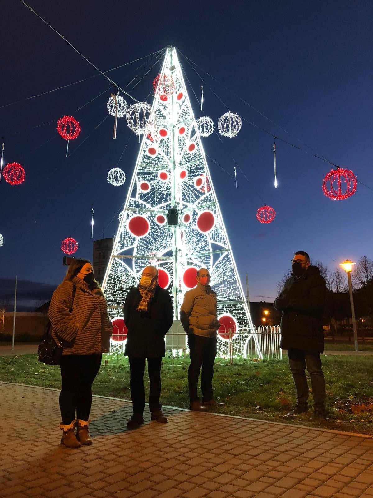 Arcos iluminados de acceso a la Plaza España de La Flecha con el árbol de Navidad al fondo. 