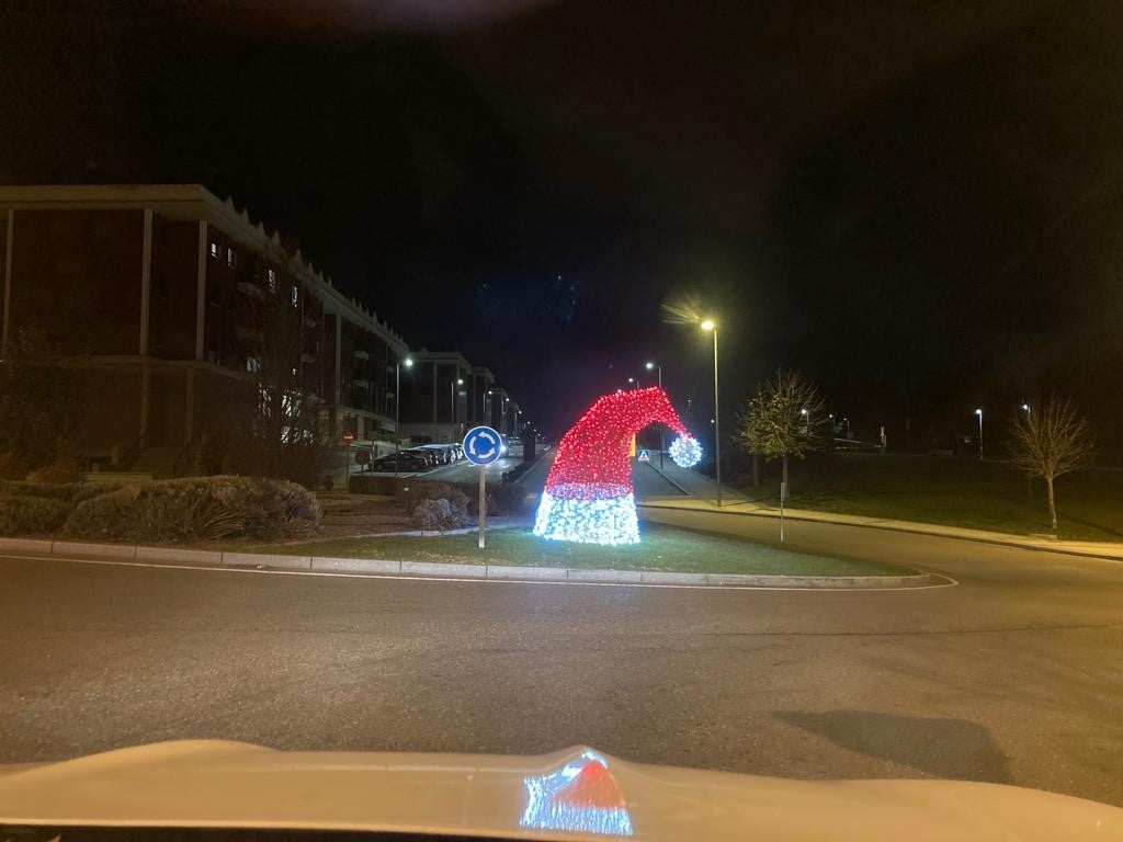 Arcos iluminados de acceso a la Plaza España de La Flecha con el árbol de Navidad al fondo. 