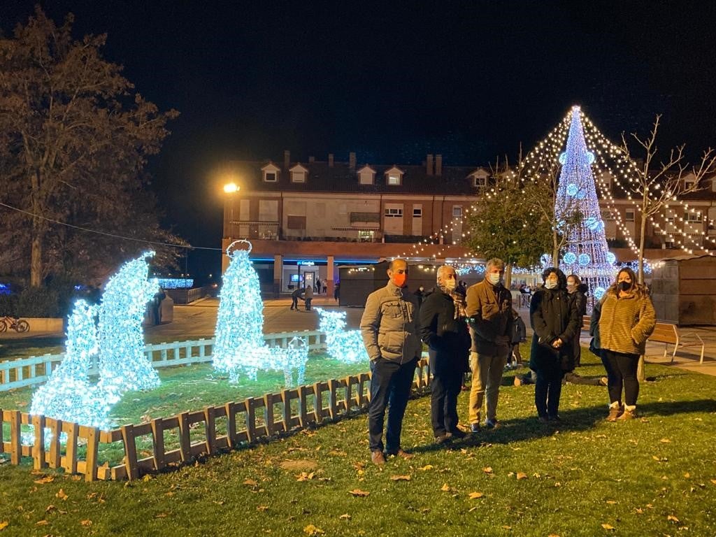 Arcos iluminados de acceso a la Plaza España de La Flecha con el árbol de Navidad al fondo. 