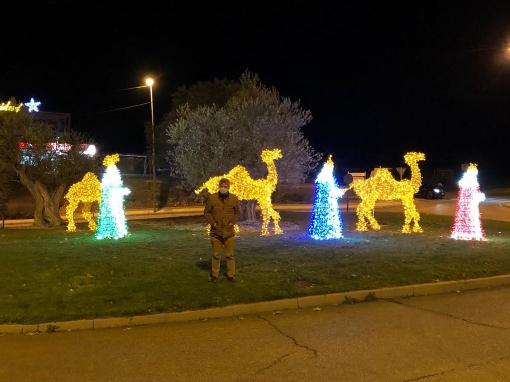 Arcos iluminados de acceso a la Plaza España de La Flecha con el árbol de Navidad al fondo. 