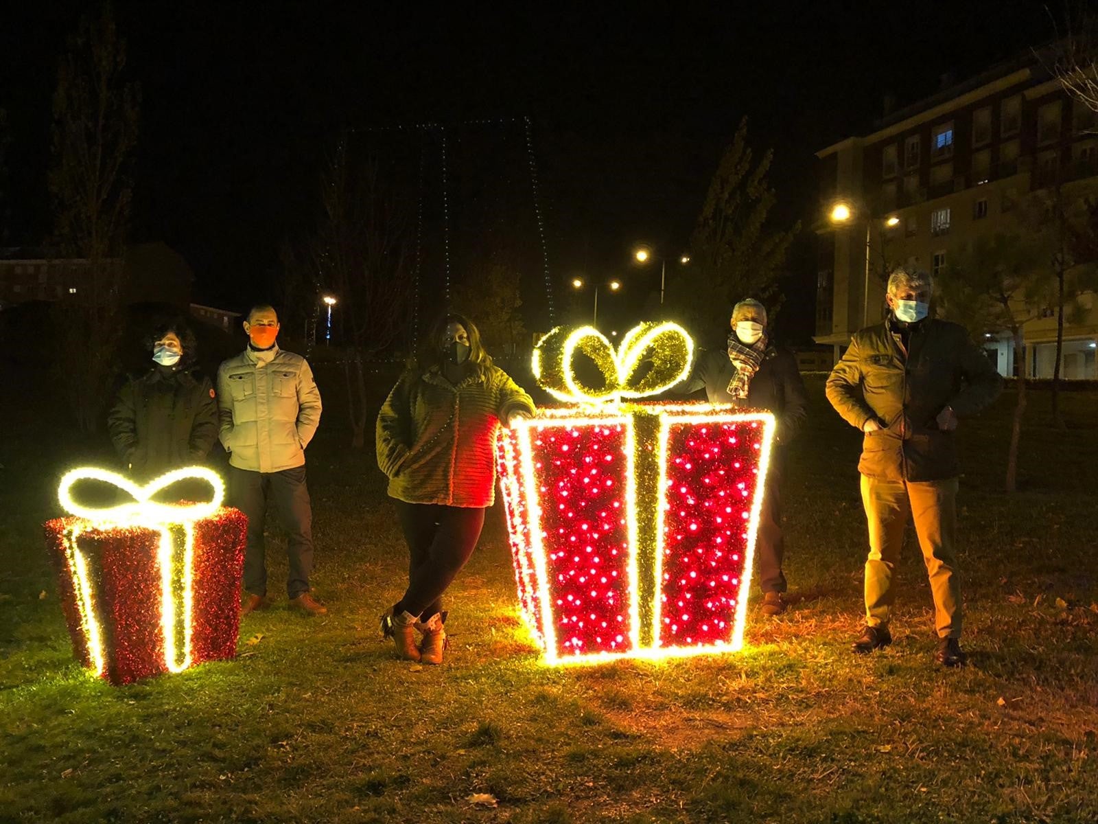 Arcos iluminados de acceso a la Plaza España de La Flecha con el árbol de Navidad al fondo. 