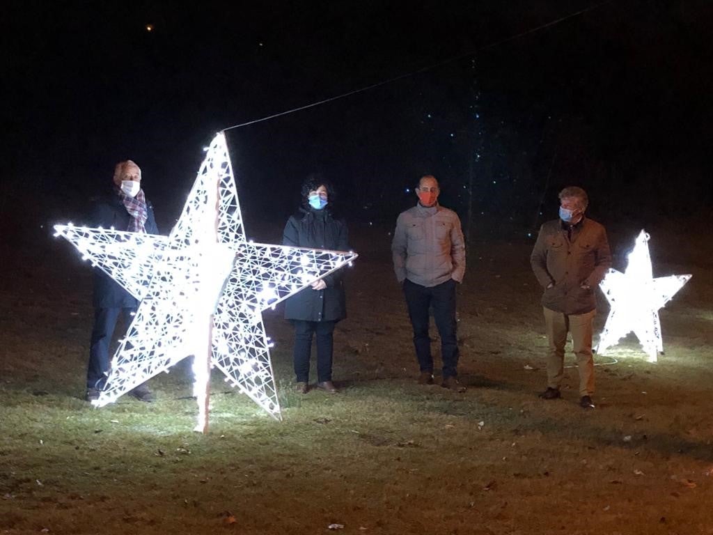 Arcos iluminados de acceso a la Plaza España de La Flecha con el árbol de Navidad al fondo. 