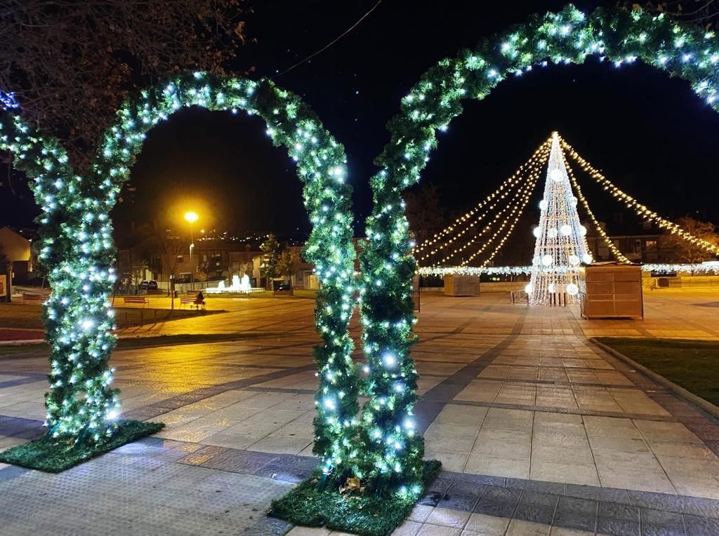Arcos iluminados de acceso a la Plaza España de La Flecha con el árbol de Navidad al fondo. 