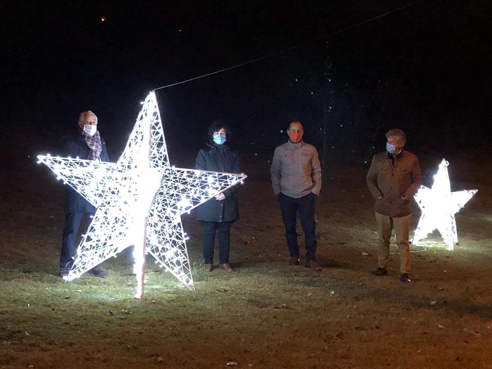Arcos iluminados de acceso a la Plaza España de La Flecha con el árbol de Navidad al fondo. 