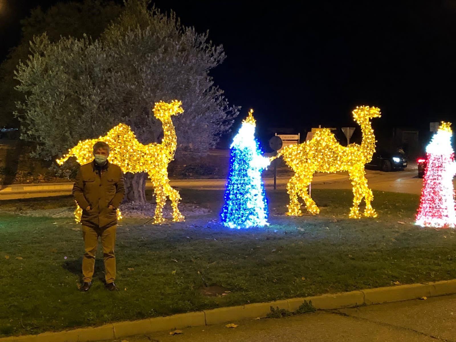 Arcos iluminados de acceso a la Plaza España de La Flecha con el árbol de Navidad al fondo. 