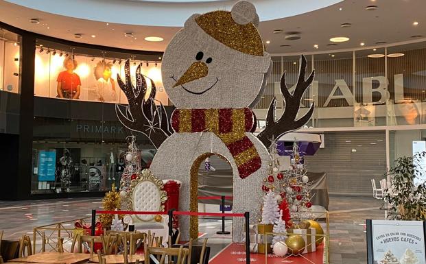 Muñeco gigante de nieve en RÍO Shopping. 