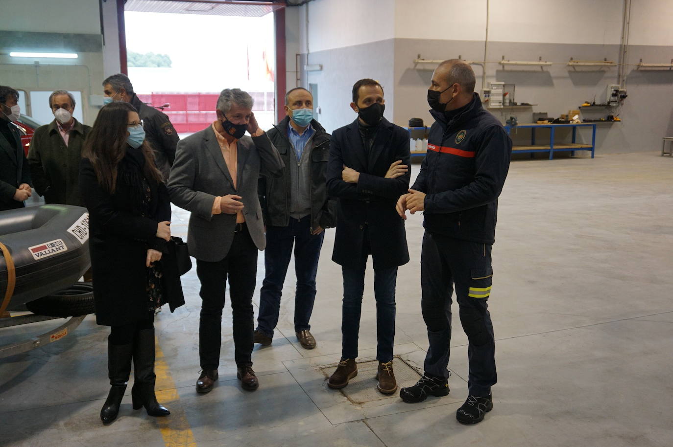 El alcalde de Arroyo, Sarbelio Fernández, dio la bienvenida a los nuevos bomberos del parque de Arroyo y les agradeció su esfuerzo y profesionalidad con los mejores deseos para el desempeño de sus funciones. 