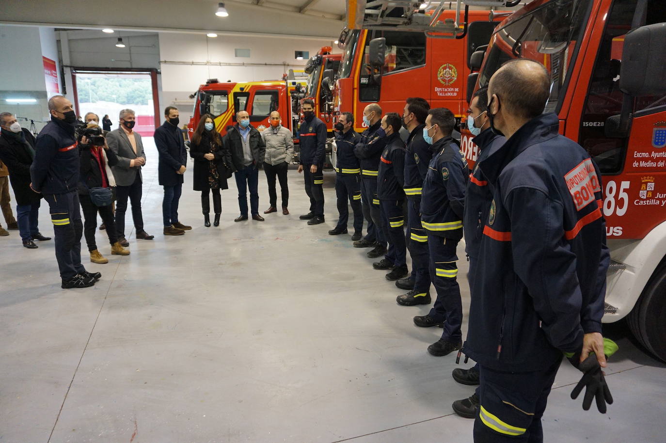 El alcalde de Arroyo, Sarbelio Fernández, dio la bienvenida a los nuevos bomberos del parque de Arroyo y les agradeció su esfuerzo y profesionalidad con los mejores deseos para el desempeño de sus funciones. 