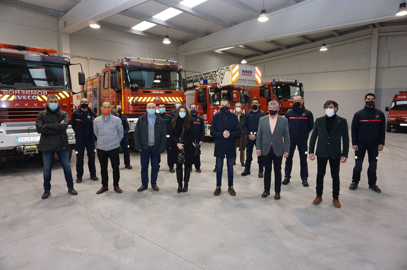 El alcalde de Arroyo, Sarbelio Fernández, dio la bienvenida a los nuevos bomberos del parque de Arroyo y les agradeció su esfuerzo y profesionalidad con los mejores deseos para el desempeño de sus funciones. 