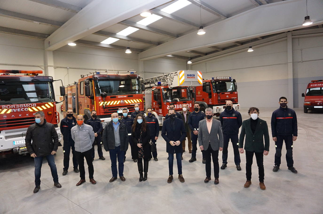 El alcalde de Arroyo, Sarbelio Fernández, dio la bienvenida a los nuevos bomberos del parque de Arroyo y les agradeció su esfuerzo y profesionalidad con los mejores deseos para el desempeño de sus funciones. 