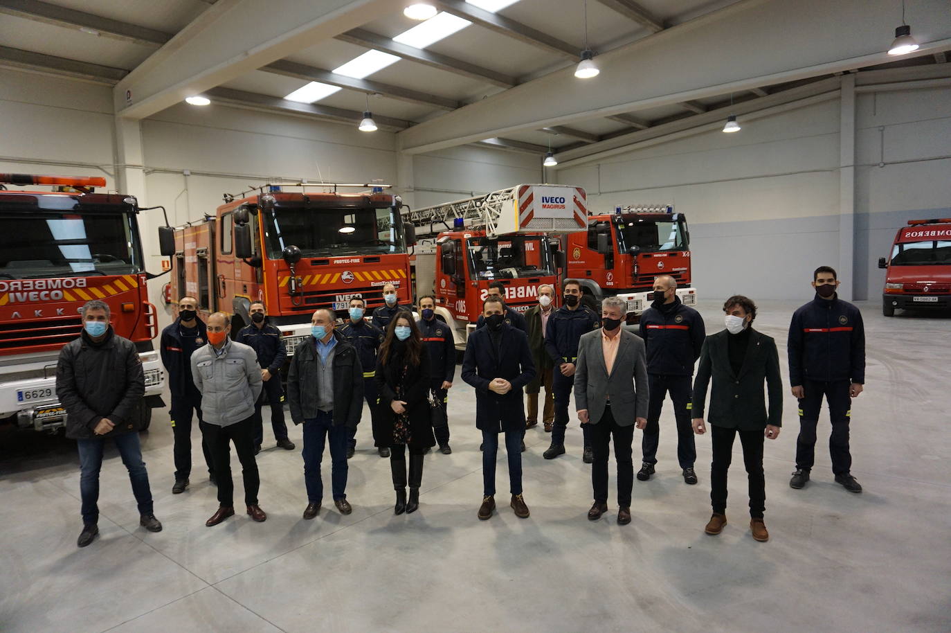 El alcalde de Arroyo, Sarbelio Fernández, dio la bienvenida a los nuevos bomberos del parque de Arroyo y les agradeció su esfuerzo y profesionalidad con los mejores deseos para el desempeño de sus funciones. 