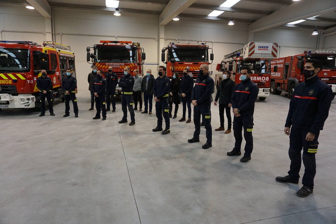 El alcalde de Arroyo, Sarbelio Fernández, dio la bienvenida a los nuevos bomberos del parque de Arroyo y les agradeció su esfuerzo y profesionalidad con los mejores deseos para el desempeño de sus funciones. 