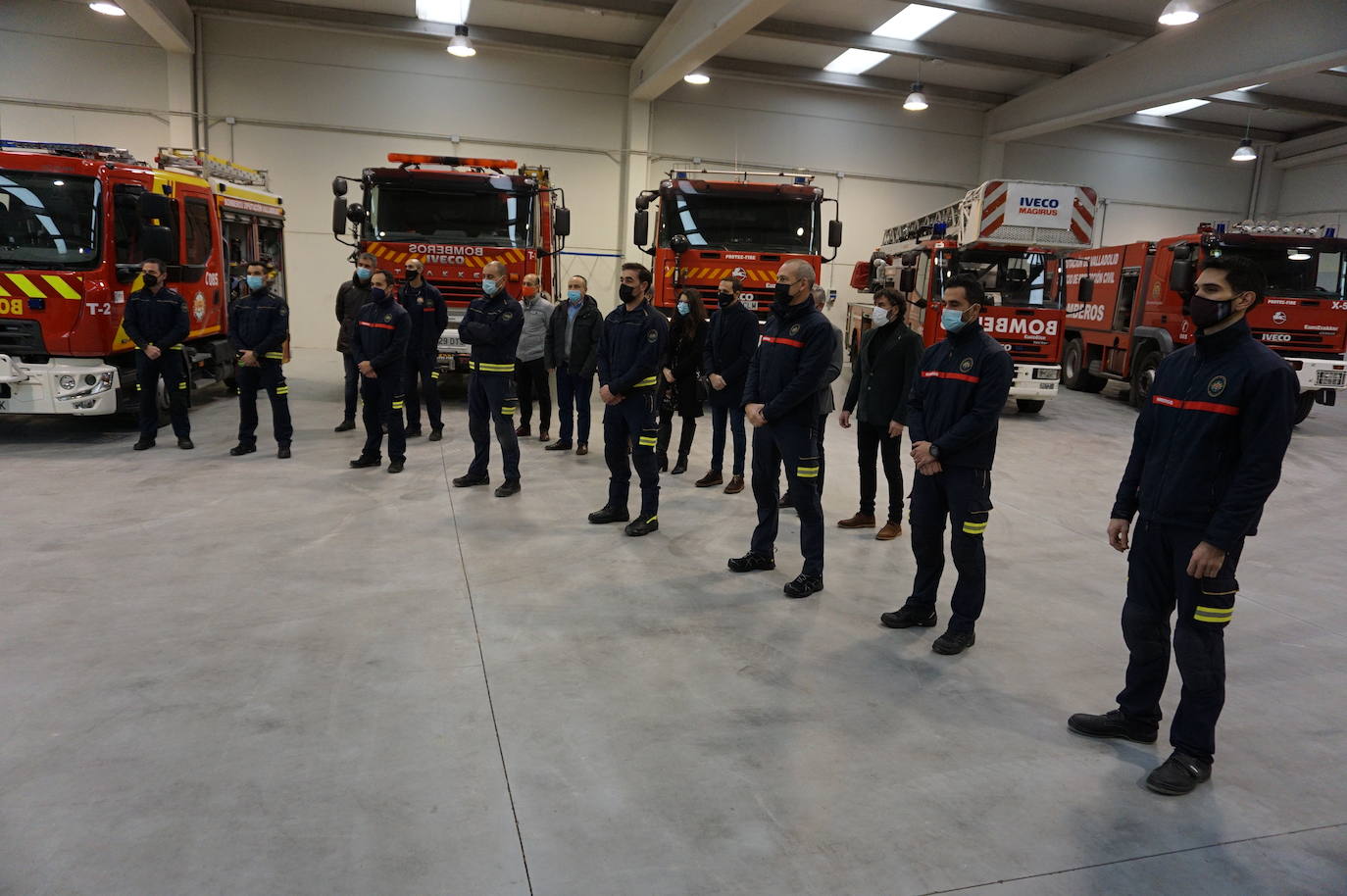 El alcalde de Arroyo, Sarbelio Fernández, dio la bienvenida a los nuevos bomberos del parque de Arroyo y les agradeció su esfuerzo y profesionalidad con los mejores deseos para el desempeño de sus funciones. 