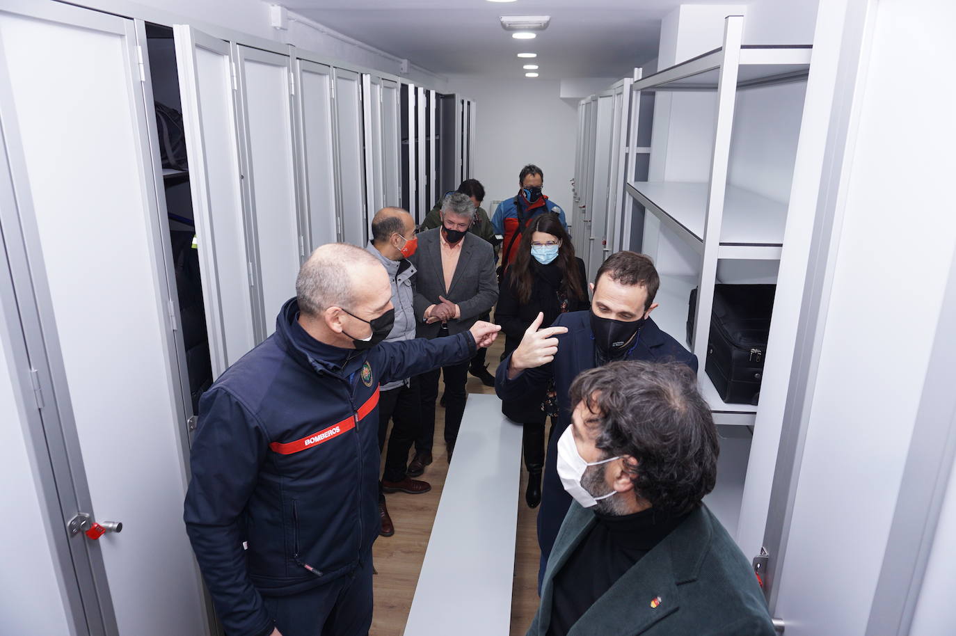 El alcalde de Arroyo, Sarbelio Fernández, dio la bienvenida a los nuevos bomberos del parque de Arroyo y les agradeció su esfuerzo y profesionalidad con los mejores deseos para el desempeño de sus funciones. 