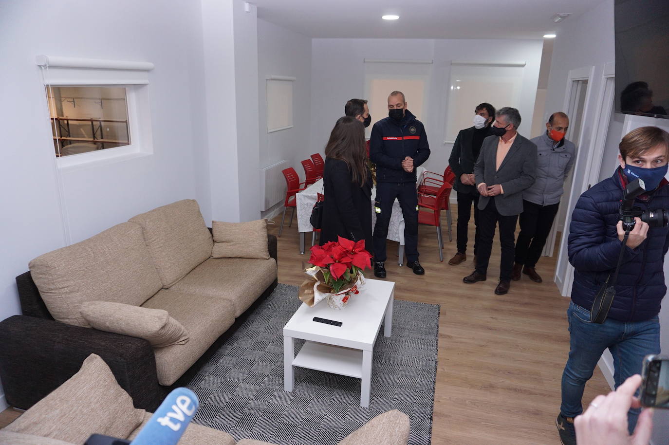 El alcalde de Arroyo, Sarbelio Fernández, dio la bienvenida a los nuevos bomberos del parque de Arroyo y les agradeció su esfuerzo y profesionalidad con los mejores deseos para el desempeño de sus funciones. 