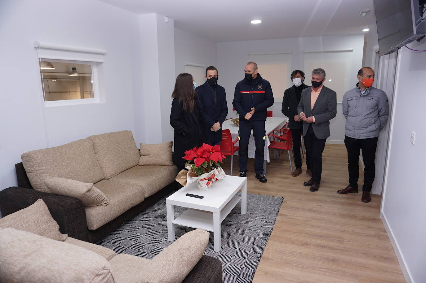 El alcalde de Arroyo, Sarbelio Fernández, dio la bienvenida a los nuevos bomberos del parque de Arroyo y les agradeció su esfuerzo y profesionalidad con los mejores deseos para el desempeño de sus funciones. 