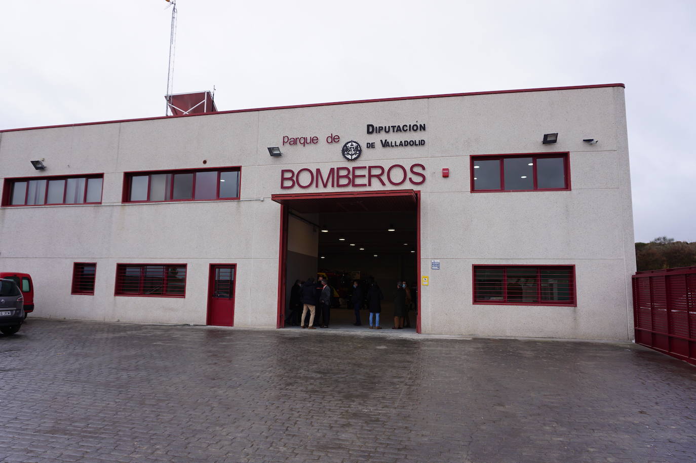 El alcalde de Arroyo, Sarbelio Fernández, dio la bienvenida a los nuevos bomberos del parque de Arroyo y les agradeció su esfuerzo y profesionalidad con los mejores deseos para el desempeño de sus funciones. 