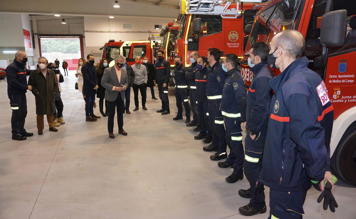 Sarbelio Fernández, alcalde de Arroyo de la Encomienda, habló y deseó suerte a los bomberos de turno en el nuevo Parque del municipio. 