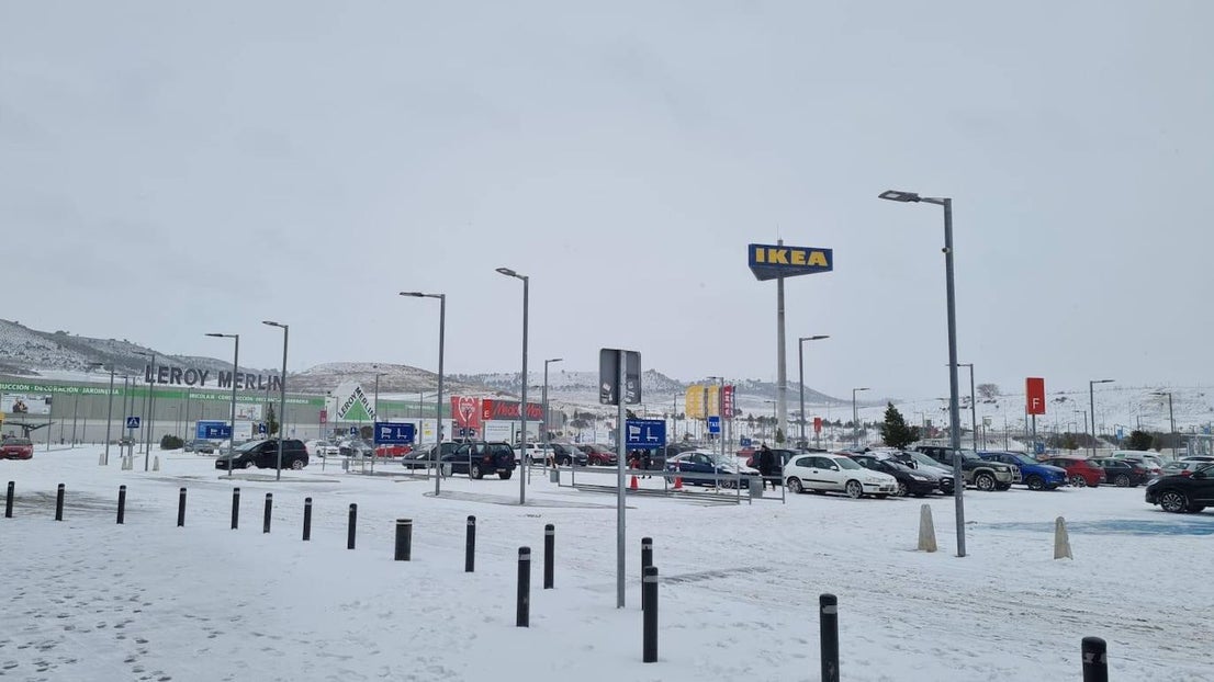 Aspecto que presentaba la plaza España de La Flecha, en Arroyo de la Encomienda,a primera hora de la mañana. 