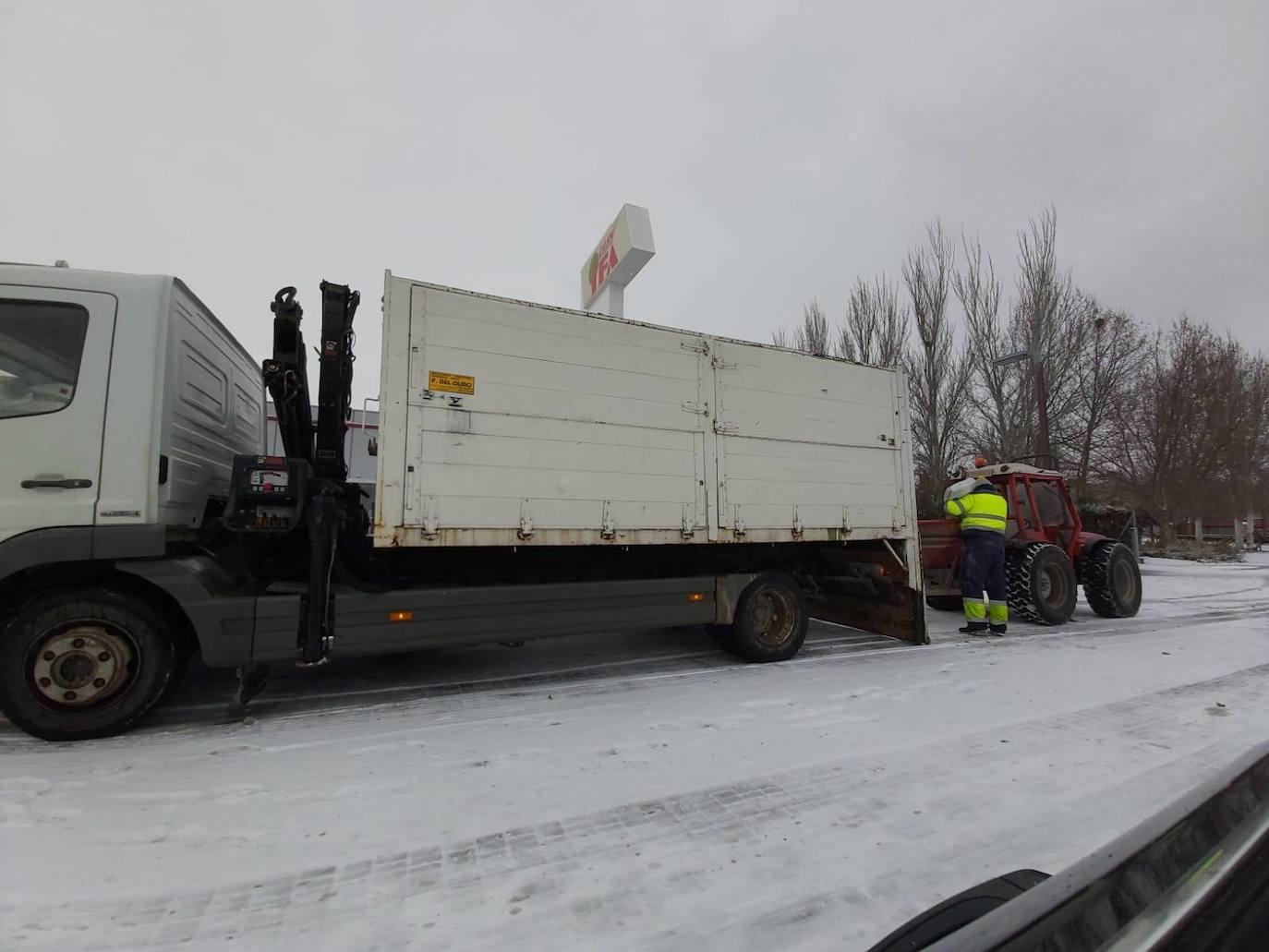 Aspecto que presentaba la plaza España de La Flecha, en Arroyo de la Encomienda,a primera hora de la mañana. 