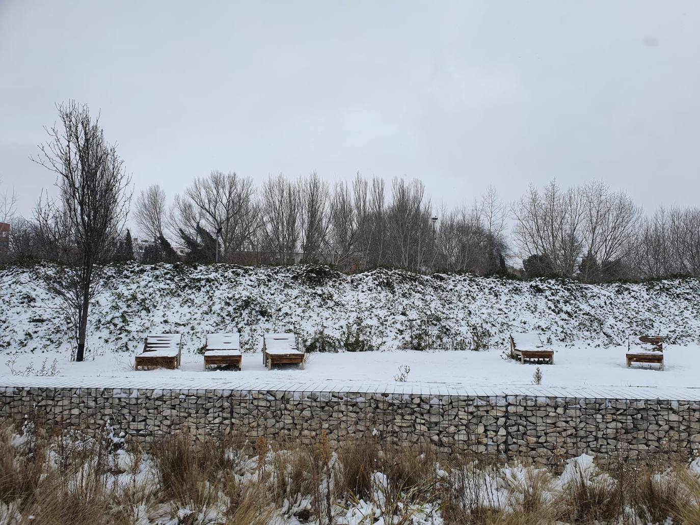 Aspecto que presentaba la plaza España de La Flecha, en Arroyo de la Encomienda,a primera hora de la mañana. 