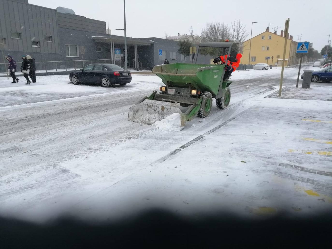 Aspecto que presentaba la plaza España de La Flecha, en Arroyo de la Encomienda,a primera hora de la mañana. 