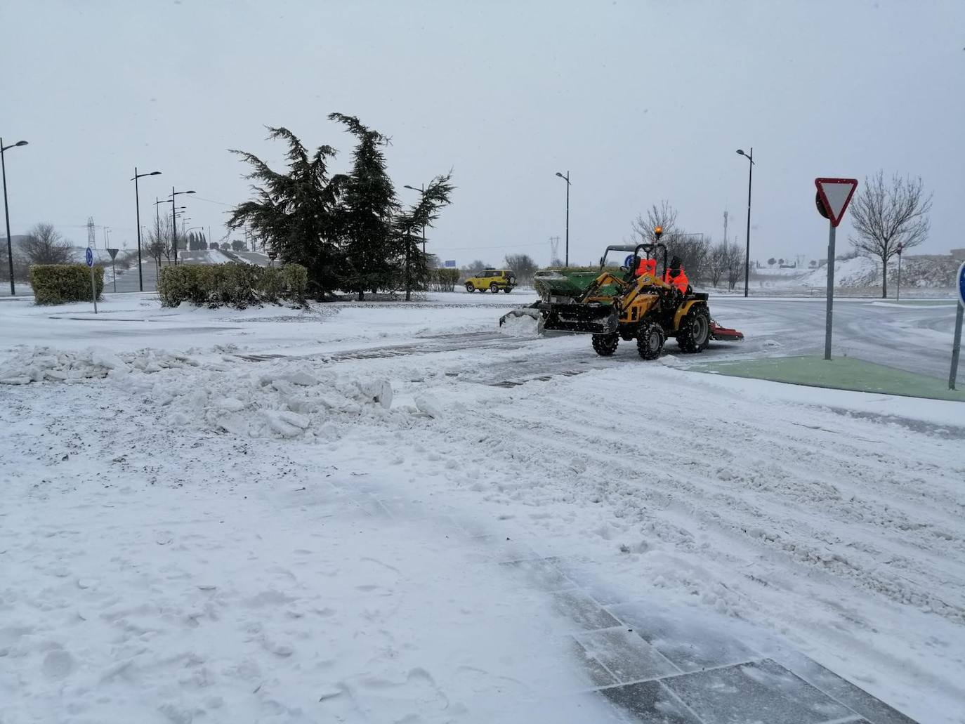 Aspecto que presentaba la plaza España de La Flecha, en Arroyo de la Encomienda,a primera hora de la mañana. 