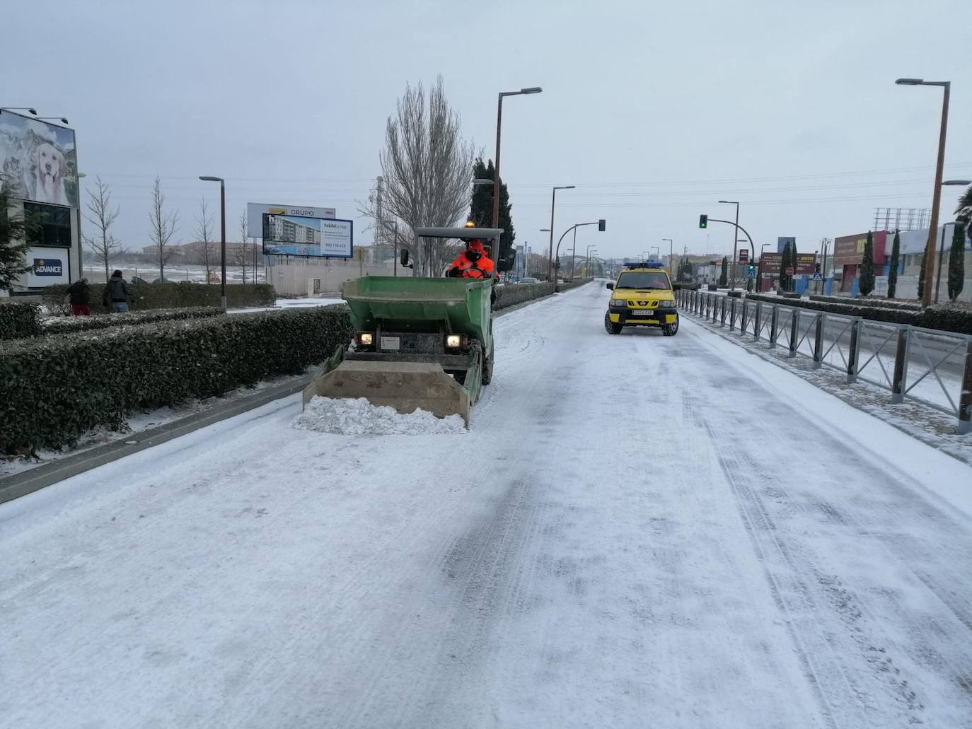 Aspecto que presentaba la plaza España de La Flecha, en Arroyo de la Encomienda,a primera hora de la mañana. 