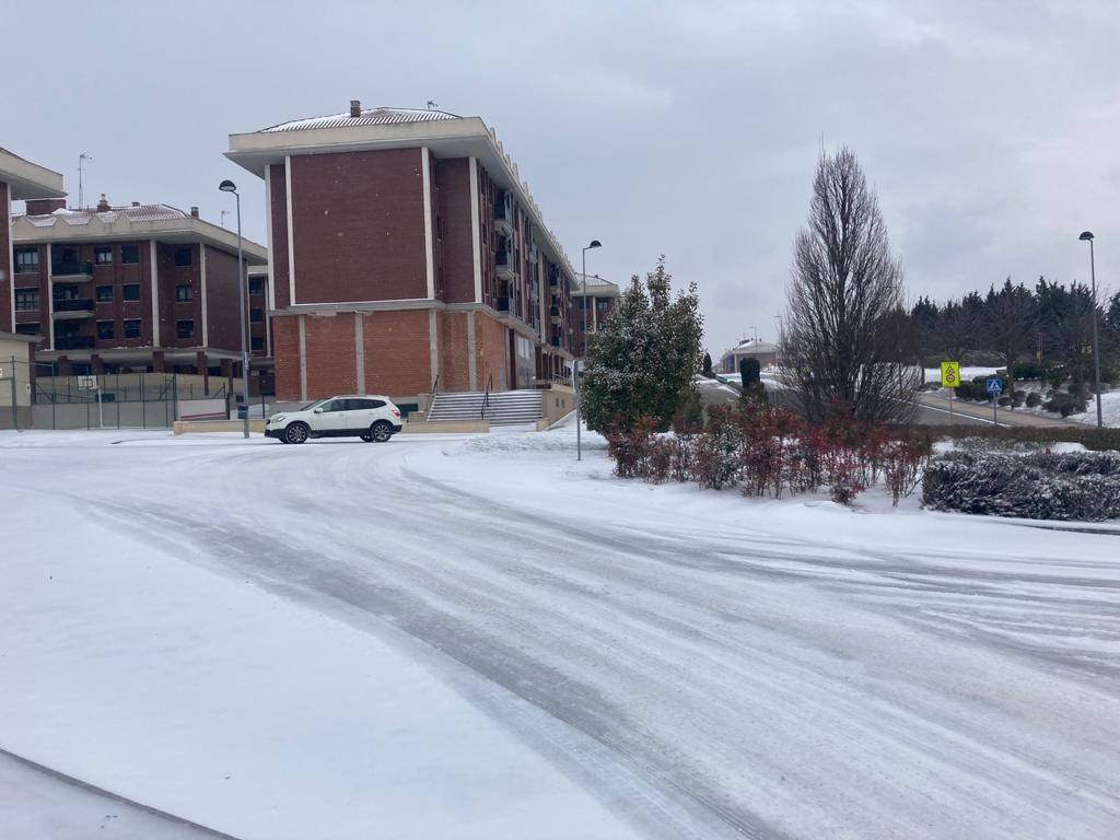 Aspecto que presentaba la plaza España de La Flecha, en Arroyo de la Encomienda,a primera hora de la mañana. 