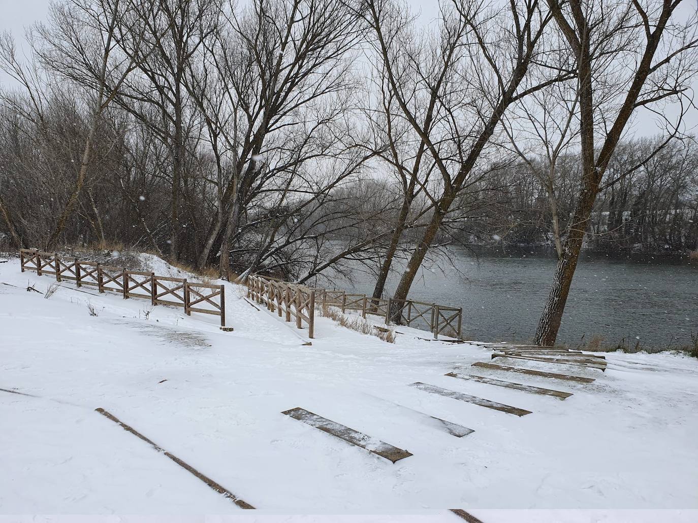 Aspecto que presentaba la plaza España de La Flecha, en Arroyo de la Encomienda,a primera hora de la mañana. 