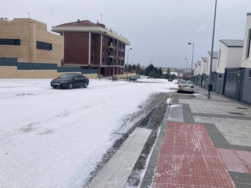 Aspecto que presentaba la plaza España de La Flecha, en Arroyo de la Encomienda,a primera hora de la mañana. 
