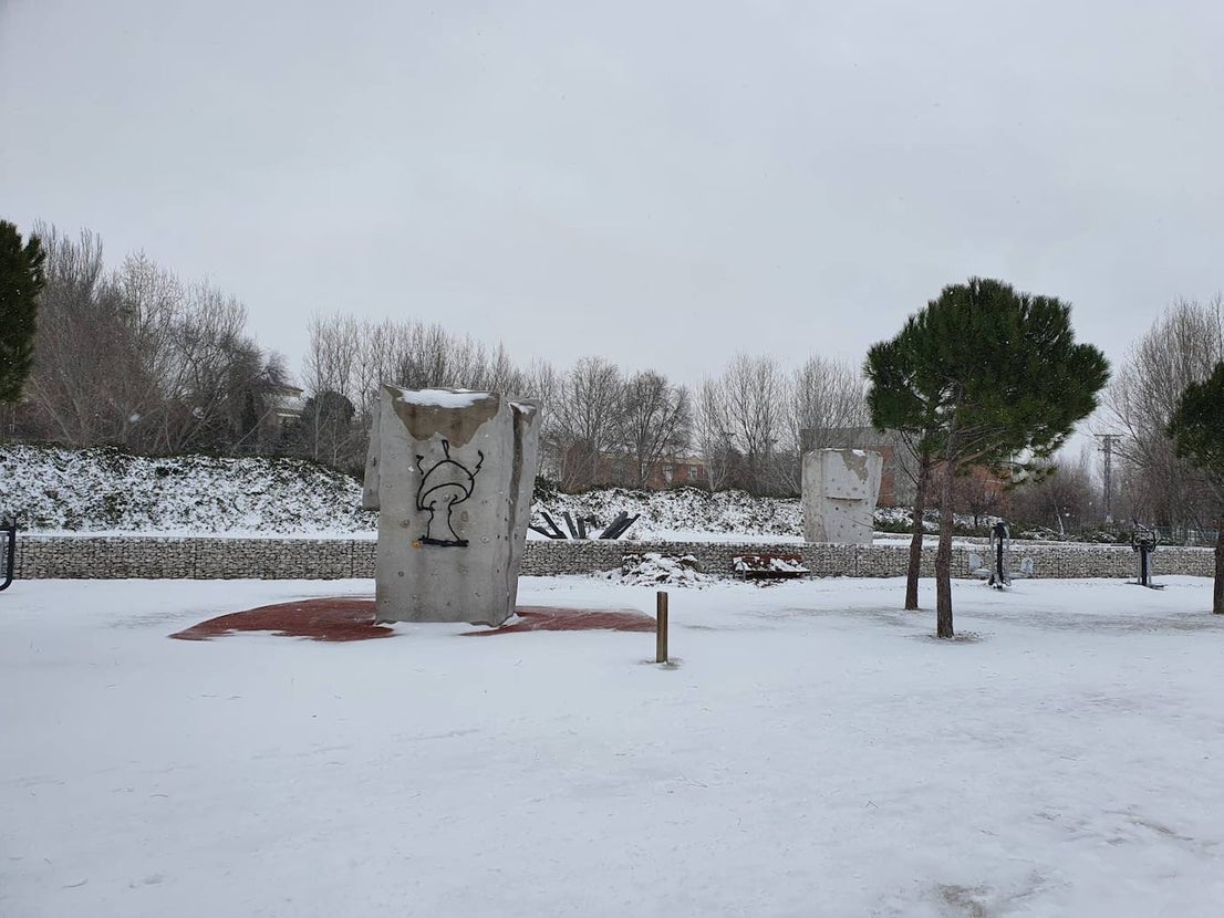 Aspecto que presentaba la plaza España de La Flecha, en Arroyo de la Encomienda,a primera hora de la mañana. 