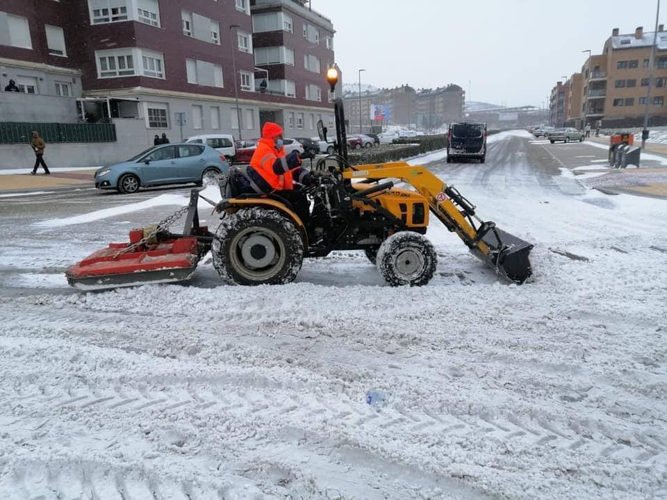 Aspecto que presentaba la plaza España de La Flecha, en Arroyo de la Encomienda,a primera hora de la mañana. 